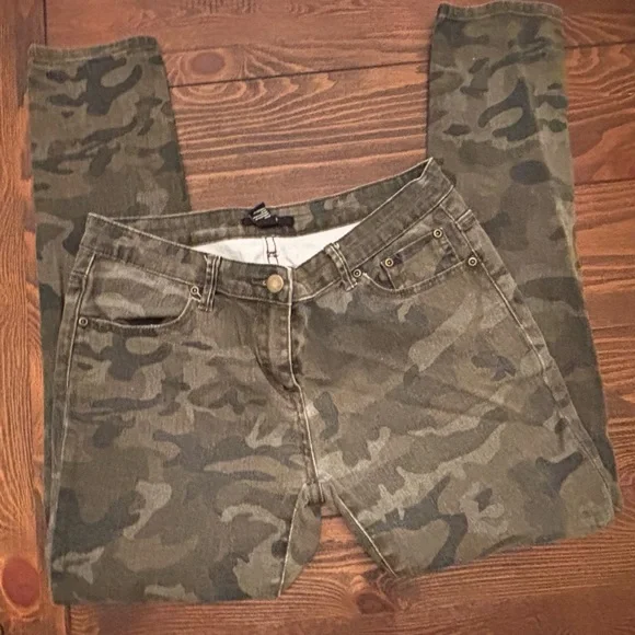 Forever Skinny women camouflage jeans.
Size 28 - Picture 2 of 3